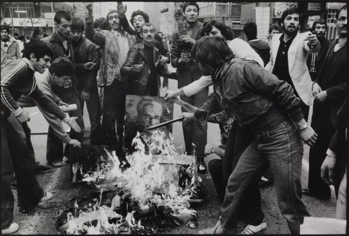 Abbas, 'Rioters burn a portrait of the Shah as a sign of protest against his regime. Tehran, December 1978', uit de serie 'IranDiary'