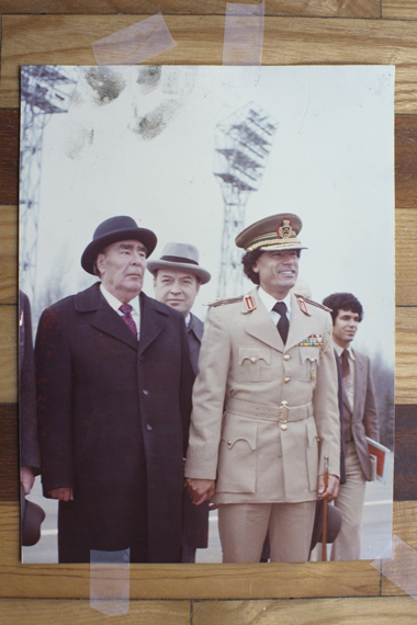 Khadafi en Leonid Brezjnev, secretaries-generaal van de Sovjet-Unie, hand in hand in Moskou, 27 april 1981. (c) 2011 Michael Christopher Brown for Human Rights Watch