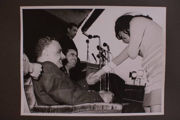 President Nasser, Kolonel Khadafi en een fan in het Benghazi Stadion tijdens Nassers bezoek aan Libië. Benghazi, december 1969.© 2011, Courtesy Michael Christopher Brown