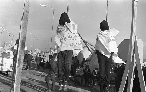 Twee mensen die zijn opgehangen in Benghazi. 7 april 71977.© 2011, Courtesy Peter Bouckaert/Human Rights Watch