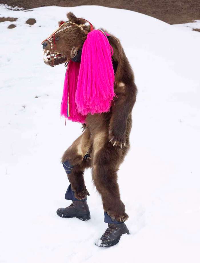 Charles Fréger: Ursul (Ours), Palanca, Roemenië