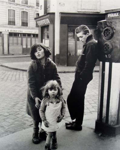 Robert Doisneau: Les Enfants de la Place Herbert, 1957