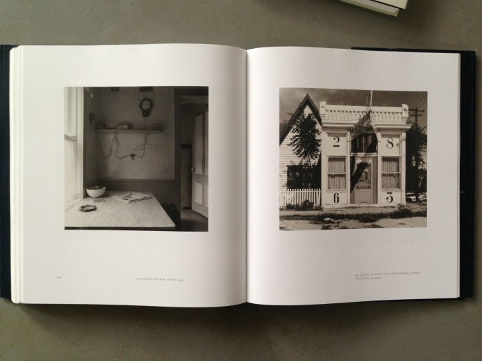 © Walker Evans links: Kitchen Interior, Maine, 1969 rechts: Facade of House with Large Numbers, Denver, Colorado, 1967