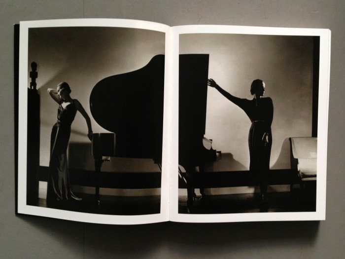 © Edward Steichen: "Black": Model Margaret Horan in a black dress by Jay-Thorpe (links) and model Frances Douelon in a black jersey dress (rechts), 1935