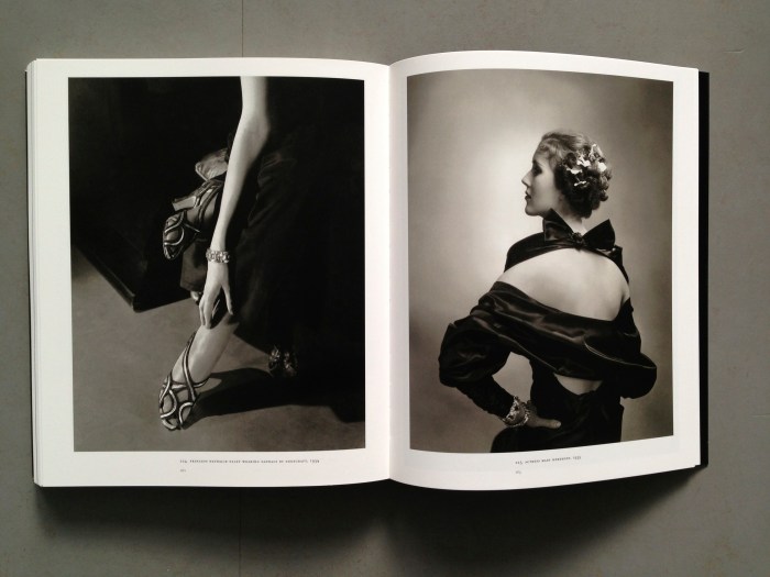 Links: © Edward Steichen: Princess Nathalie Paley wearing sandals bt Shoecraft, 1934 Rechts: © Edward Steichen: Actress Mary Heberden, 1935