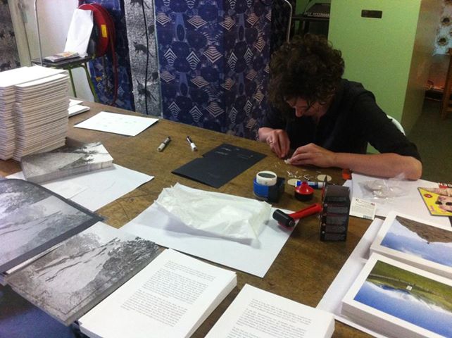 Stempel maken. Foto ©Danielle Lemaire