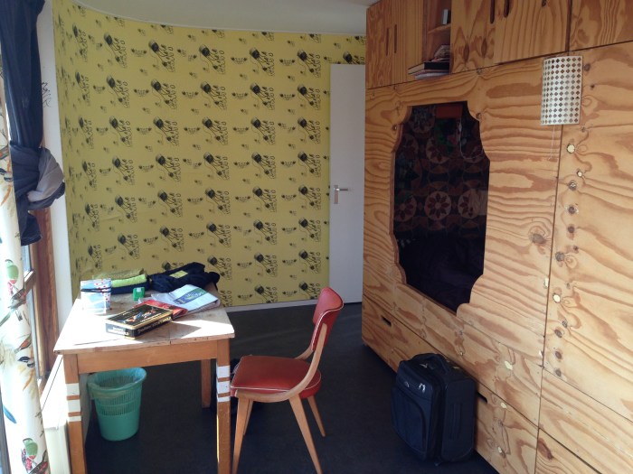 De bedden zijn ontworpen en gemaakt door Jan Vos en Ditte Havinga en zijn geïnspireerd op de oud Nederlandse bedstee.