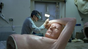 Ron Mueck aan het werk. ©Gautier DeBlonde, 2013