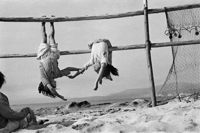 ©Sergio Larrain: Village of Horcones. Fishermen daughters