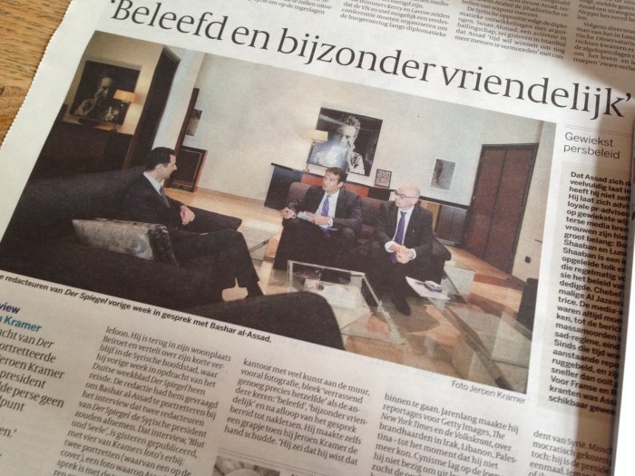 Assad met de twee Duitse redacteuren in zijn kantoor, publicatie in de Volkskrant