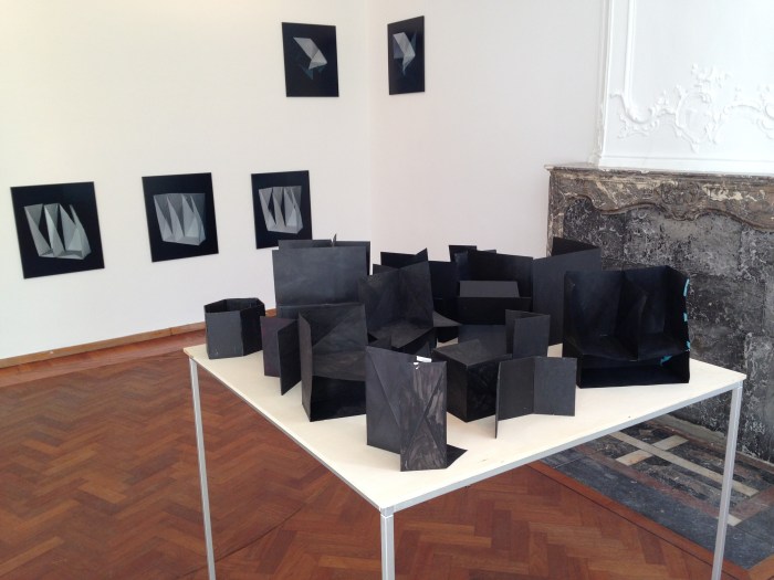 Time Passing Objects, 2010-2012, C-prints en objecten van papier en karton (foto Merel Bem)