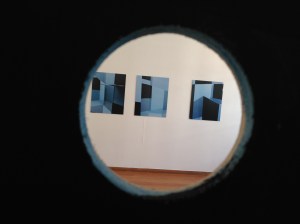O die halfgare kunstcriticus die op een tentoonstelling z'n eigen quasi artistieke fotootjes gaat maken: die ben ik nu dus even.