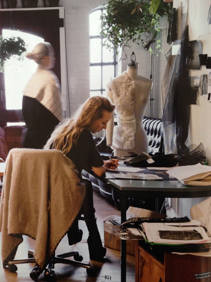Iris van Herpen in haar studio Foto © Inga Powilleit voor ELLE