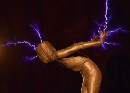 Tesla Coil performance tijdens Iris Van Herpen Haute Couture Spring 2013 (foto: http://mat3riaprim4.tumblr.com)