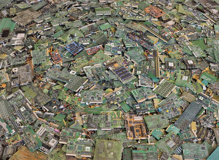 ©Chris Jordan: Circuit boards #2, New Orleans 2005, uit de serie: Intolerable Beauty: Portraits of American Mass Consumption (2003 - 2005)