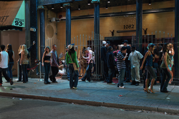 © Jeff Wall: In front of a nightclub, 2006, courtesy of the artist