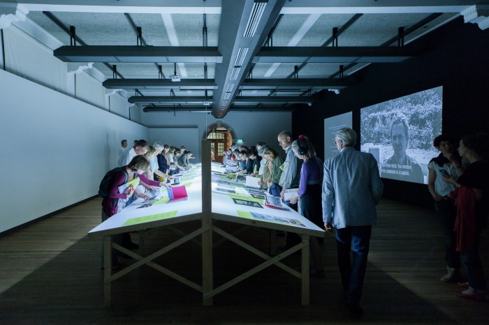 De tentoonstellingsruimte in het Tropenmuseum Amsterdam, waar de genomineerden voor de Dutch Doc Award 2014 te zien zijn. Foto © Isabelle van Hemert