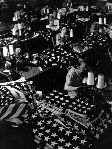 vrouwen maken vlaggen in een fabriek in Brooklyn, New York, 1940. © Getty Images / Margaret Bourke-White