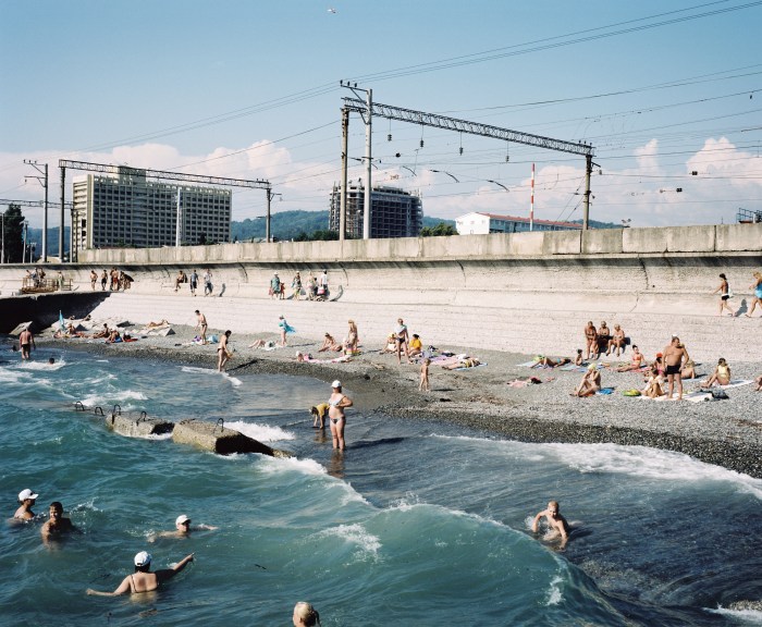© Rob Hornstra: Het strand bij Adlersky Kurotny Gorodek, Adler, Rusland 2011 Uit: The Sochi Project / Rob Hornstra & Arnold van Bruggen