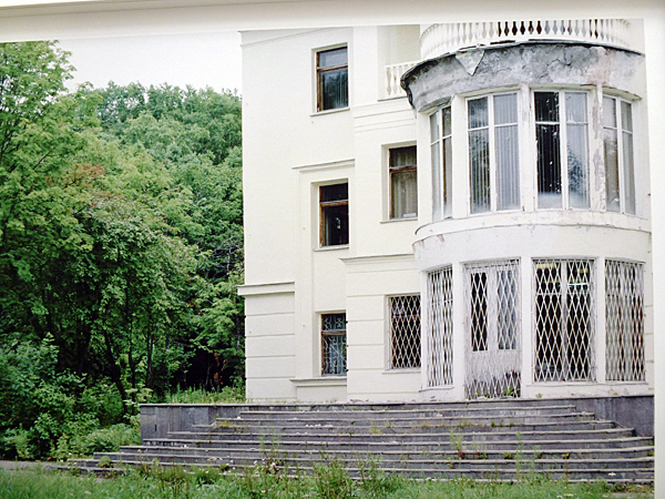 © Elian Somers, The City of Yuzhno-Sakhalinsk Mount-Bolshevik, Communist Executives Party Hotel, 1960. Uit: Border Theories, 2013