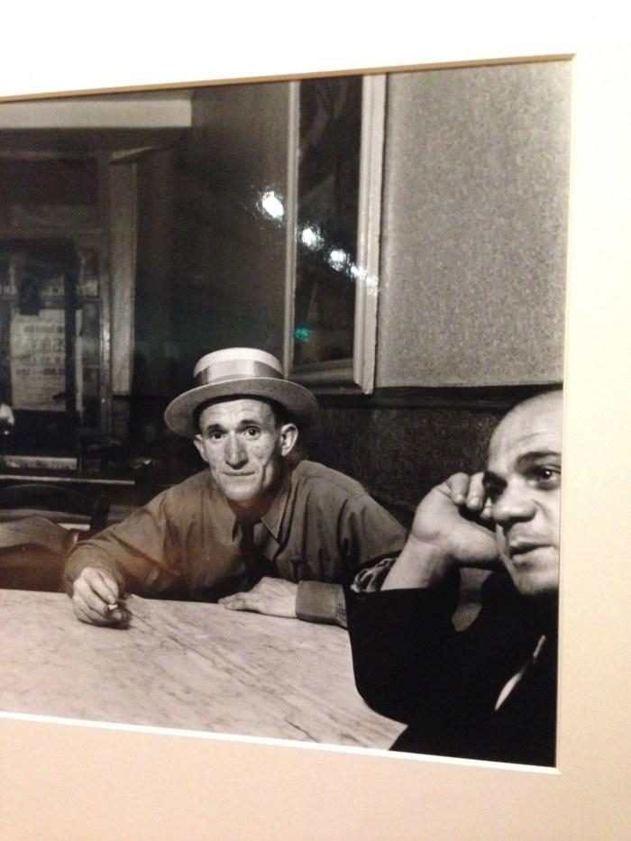 Emmy Andriesse, Twee mannen aan tafel, Arles, 1951-1952
