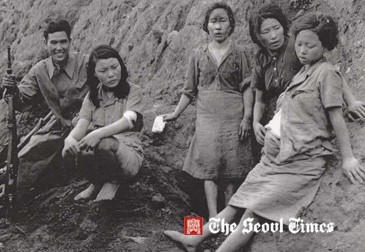 Ms. Park Young-Shim (center) poses with her comfort woman friends in North Korean region during the Pacific War. A man with the rifle appears to be Japanese soldier.