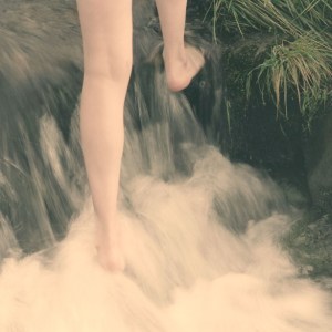 © Laura Hynd, Lady into Hut, Schotland, 2014