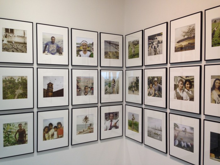 In de eerste Noorderlichtzaal van het Fries Museum: No Dar Papayo, Colombia, 2003, van Matthew O'Brien