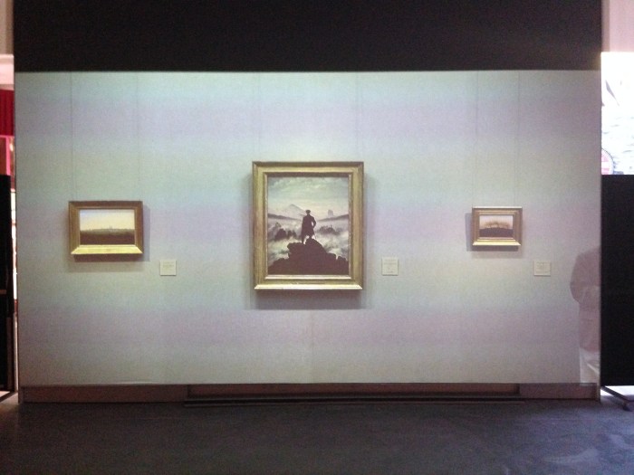 Projectie van Der Wanderer plus bezoekers op de muur van MOTI, Breda