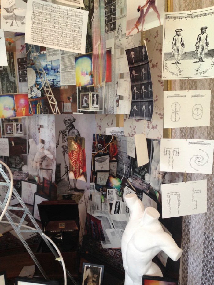 Detail van installatie Romantic Act of Reason van Ola Lanko / in opdracht van BredaPhoto 2014