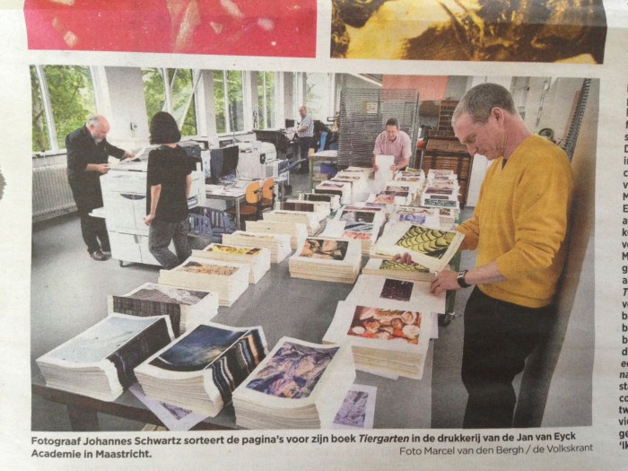 Johannes Schwartz in het Charles Nypels Lab. Links buigt Jo Frenken zich over de Riso. Foto © Marcel van dern Bergh / de Volkskrant