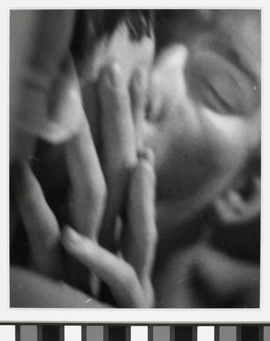 Sanne Sannes: Kussend paar, ca. 1962-1967. Fotocollectie Rijksmuseum