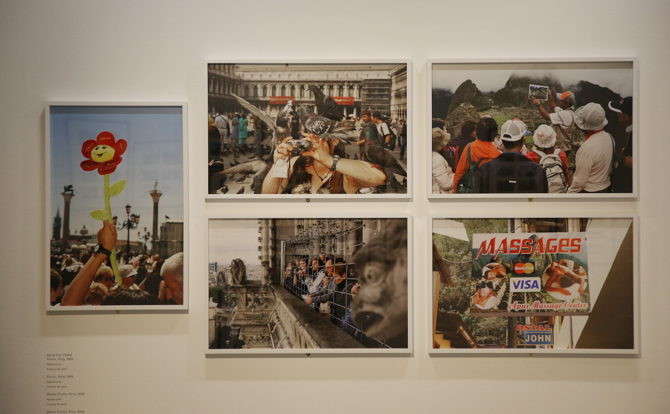 Ansichten van Martin Parr. Magnificent Obsessions, The Brabican Gallery, Londen. Foto © Peter MacDiarmid, Getty Images