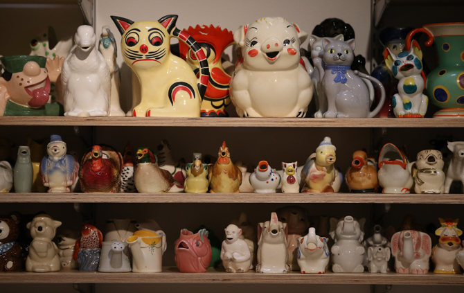 Verzameling porseleinen kookpotten van Andy Warhol. Foto ©Peter MacDiarmid, Getty Images