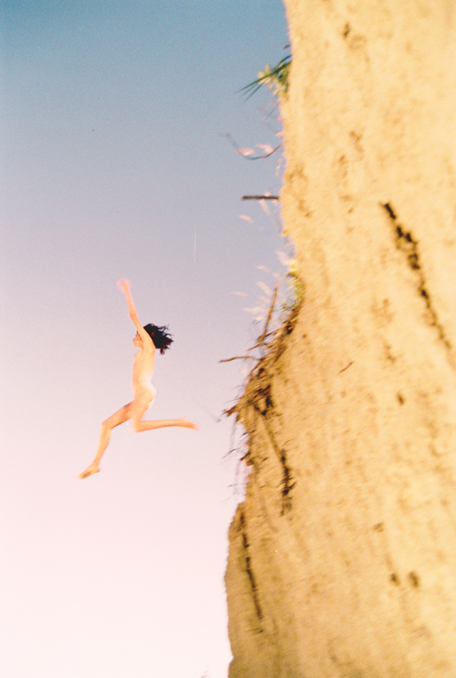 Ryan McGinley, Coco's Cliff, 2009. Particuliere collectie. Courtesy: Ryan McGinley/ Team Gallery, New York