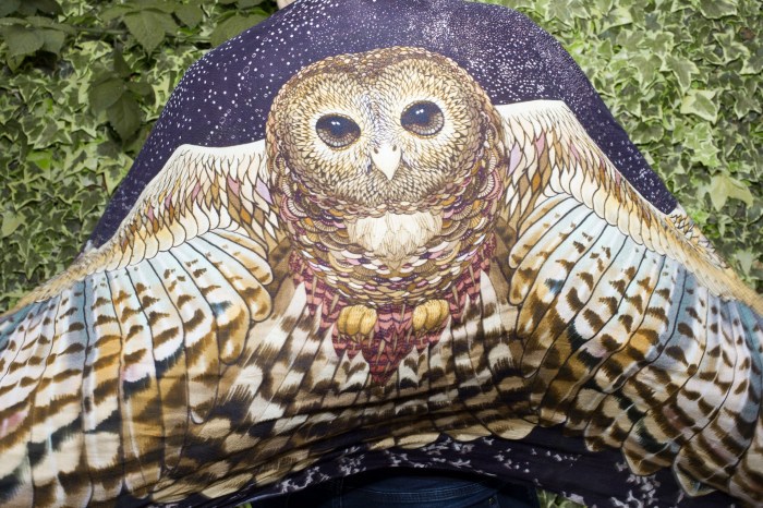 Myrthe van der Meer: uilensjaal Foto @ Zahra Reijs