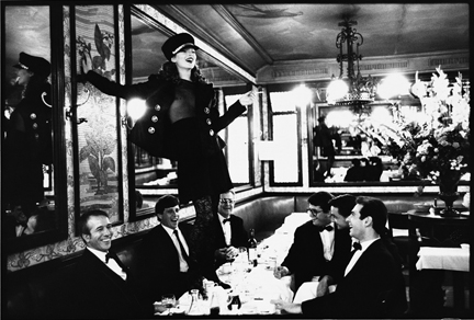 4_Arthur_Elgort_Kate Moss at Cafe Lipp Paris VOGUE Italia 1993